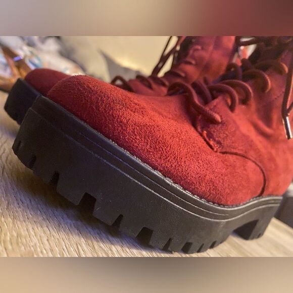 Rouge size 6 red velvet side zip lace front lug sole comfy ankle boots EUC - Picture 6 of 16